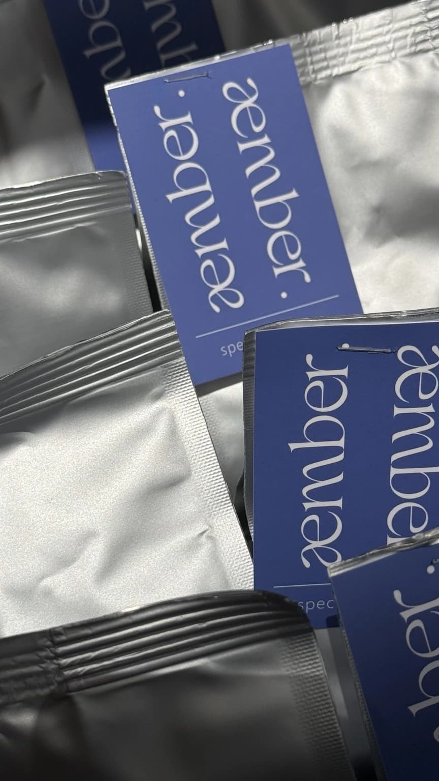 Silberne æmber. Kaffeeverpackungen mit blauen Labels