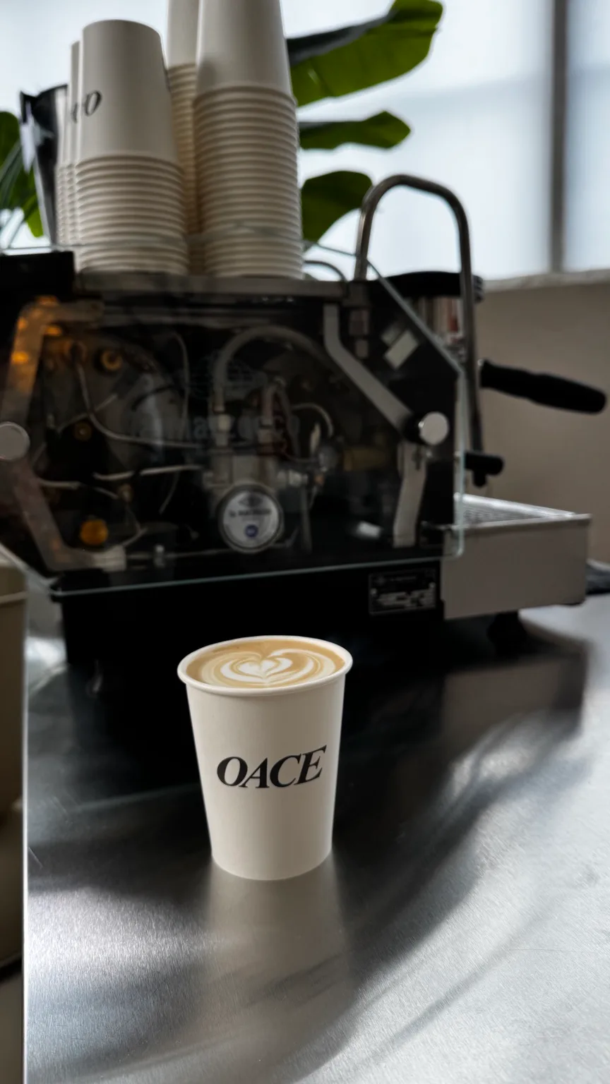 Cappuccino mit Latte Art in einem individuell bedruckten Becher