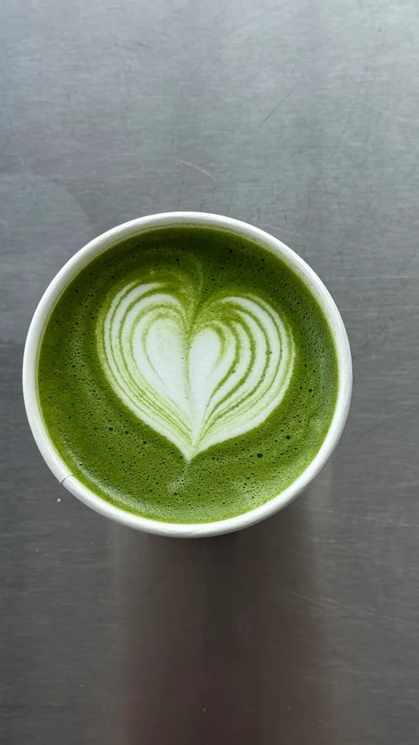 Matcha Latte mit einem Herz aus Milchschaum