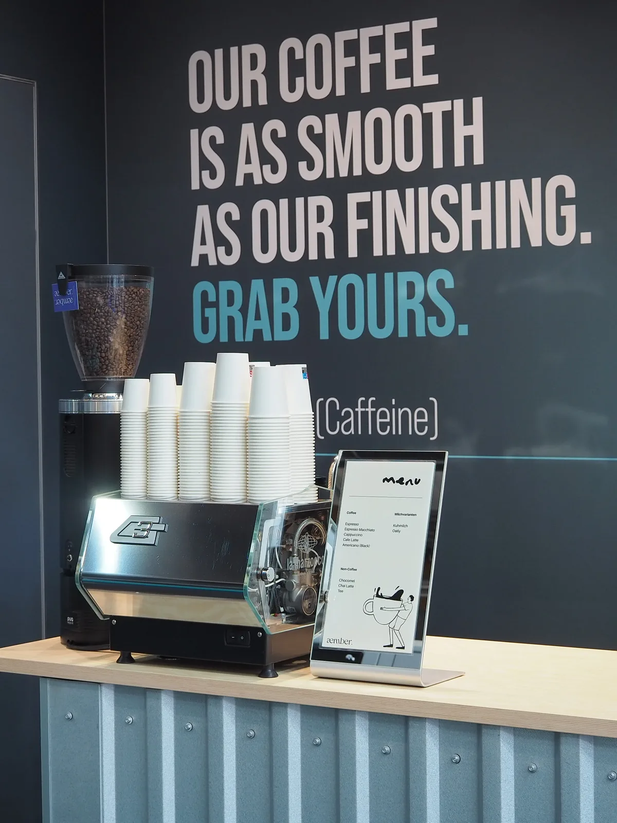 Kaffeestation mit Siebträgermaschine und Menü am Messestand